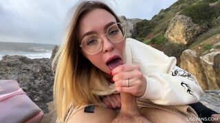 Två heta 18-årig blond tonåring knullad på stranden turné