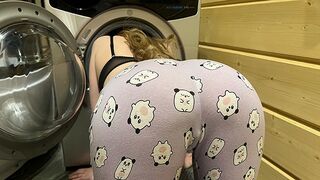 Sexig tjej fastnar i tvättmaskinen och får hennes dick Anny Walker