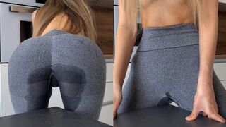 Tonåring flicka gnugga sig vilt vid bordet medan hennes leggings är fulla av spruta