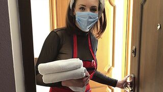 Maid återvänder till det gamla hotellet med sina stora bröst