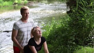 Blond tonåring fitta och mun täckt av vacker natur