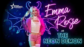 Neon demon tigger om en kuk med sina stora gröna ögon