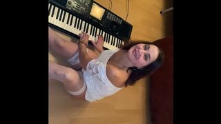 Hot milf tumanova spelar piano och suger dick vilt