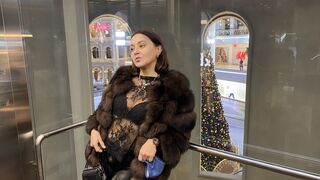 Farligt blowjob på vägen och i männens wc i köpcentret - offentligt!