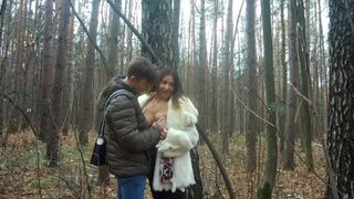 Varma milfs krullar i höstskogen och skjuter sina munnar av