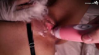 Rakad skönhet knullar vilt i hundar, de kommer in och de får hennes fitta upphetsad med en vibrator!