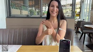 Eva njuter av den offentliga restaurangen med sin älskare ferri fjärrkontroll vibrator