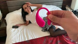 Återigen kontrollerar han min topp med vibratorn