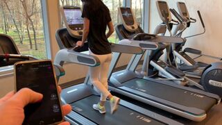 Offentlig onani i rummet med konstgjord kuk under fitness Del 3