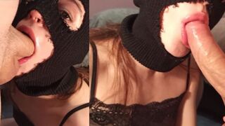 Söt flicka i en skidmask får en saftig kuk i munnen