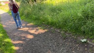 Skamlös tonårsflicka fångar mig slå min kuk, och hon är upp till vilda saker