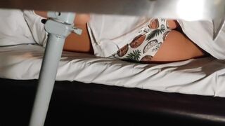 På tåget skruva han offentligt sin gifta passagerarpartner, låtsas vara en producent