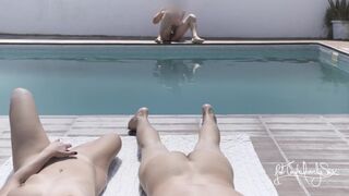 Blinkande och spilla till en främling i en nudistort!