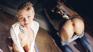 Lite blond tonåring knullar hårt i hennes yoga byxor