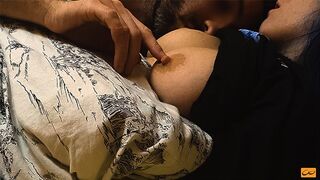 Heta kyssar och bröst slickar för en tonåring med perfekta bröstvårtor