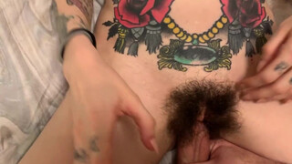 Tatuerad hårig amatörfitta