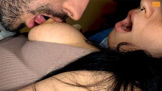Hård skaka orgasm bröstvårtor spel