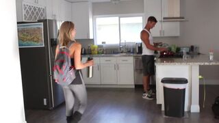 Varm blond fitness tjej ger sin pojkvän en slampig blowjob och sväljer det