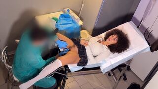 Gynekologen får en smak av våt fitta!