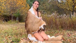 Wild Forest Nymph onanerar naken i träden