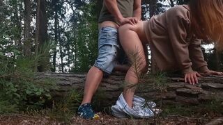 En främling knullar honom i en hundaffär efter att jag suger hans kuk i skogen