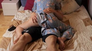 Mostoha mamma fångade sin styvson med porr och hjälpte henne att njuta av det snabbt