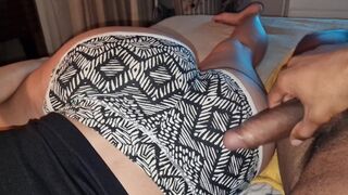 Mostohas son lär mig hur man knullar på den lilla soffan utan ljud så att mina föräldrar inte kan höra mina bröst