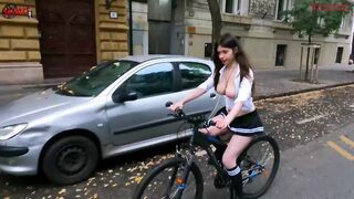 Jag blinkar mina fitta och bröst medan jag rider på gatorna i Budapest - Dollscult