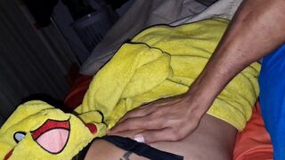 Min pappas gonna kommer till min säng och skjuter min fitta