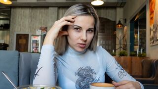 Fjärrkontroll vibrator i ett trångt café - Letty Black