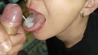 Amatör mogen milf trycker sin mun och ansikte med grovt slag