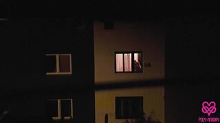 Titta på två lesbiska flickor genom fönstret och besök dem på den vilda trekanten