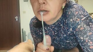 Säg inte till någon! Varm milf styvmor med ett slag jobb hjälper hennes styvson och kommer in i hennes mun