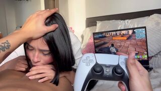 Min heta styvsyster låter mig inte leka med Fortnite och spraya mig