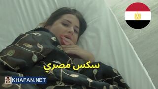 Arabiska milf knullar sin stora röv i en amatörpov