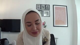 Het egyptisk milf fuskar på sin man med sin kollega under en vild knull