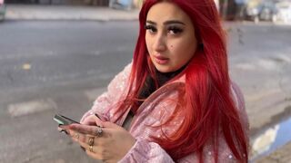 Het Latina flicka delar sin unge med en främling och knullar henne hårt