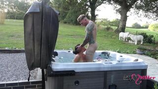 Passionera utanför fuck i en het jacuzzi på en lada helg