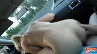 Hon har en varm blondin i bilen