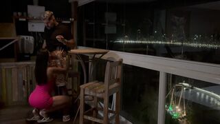 Ett glas sprit förvandlades till en het knull på balkongen