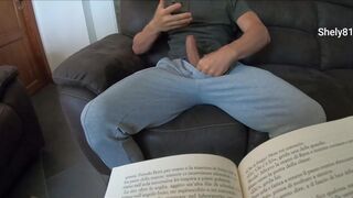 Son till en impudent stepson! Medan styvmor läser, tittar hon på porr och slår hennes kuk