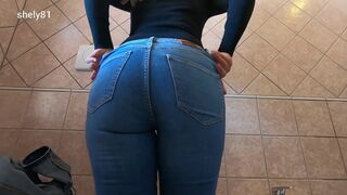 Hon bär sexiga milf jeans, visar sin stora röv och onani