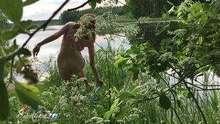 Hon byter varm röd tonåring bikini och finger hennes fitta
