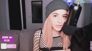 Gia bager talar smutsigt för dig i mikrofonen i asmr