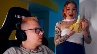Mannen blev för involverad i sitt nya spel medan tonårs redhead suger sin kuk