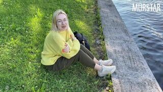 Webcam flicka får betalt för att suga i parken