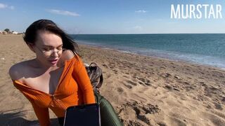 Bitchen började spela interaktiva spel och sugas på stranden