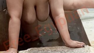 Nattkön med en egyptisk bykvinna i badrummet med högt humör