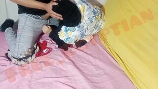 Het arabisk milf knullad av den unge mannen, och han kommer att döda den två gånger i huvudet