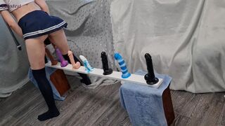 Tunn tonåring rider hårt på falska dicks till den stora orgasmen